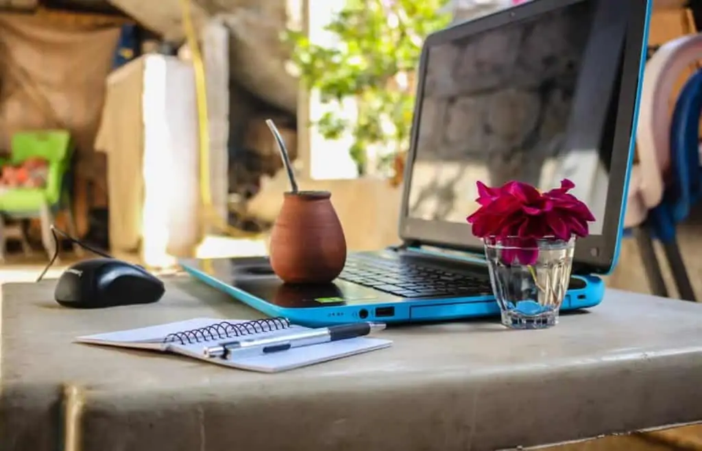 desk digital nomad financial freedom